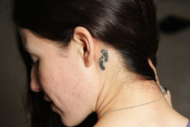 Tatuaże za uchem – co oznaczają, czy to boli?