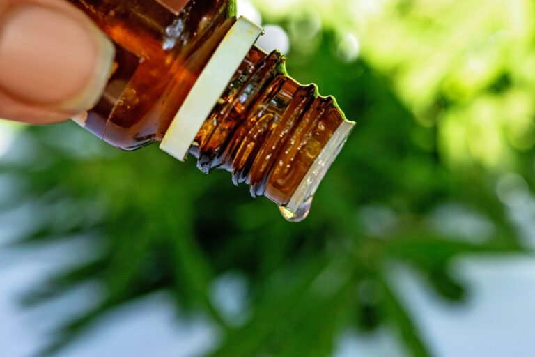 Olejek z drzewa herbacianego z rossmanna – Ile kosztuje i na co pomaga?