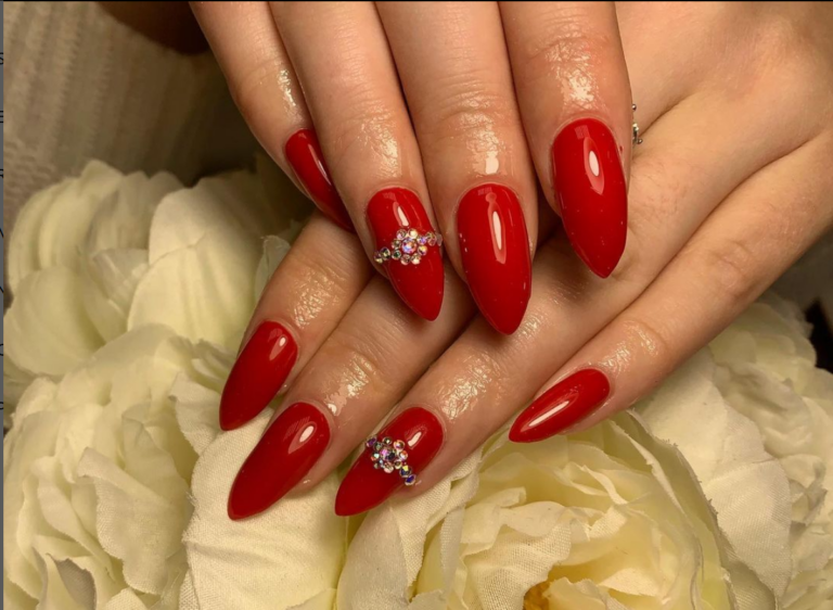 Czerwone paznokcie z cyrkoniami – najlepsze inspiracje z Instagrama