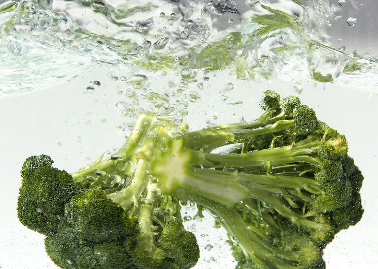 Jak długo gotować brokuł aby był miękki? Gotować pod przykryciem czy bez?