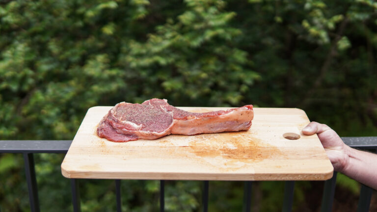 Peklowanie mięsa na mokro – jaki czas, ile soli na litr?
