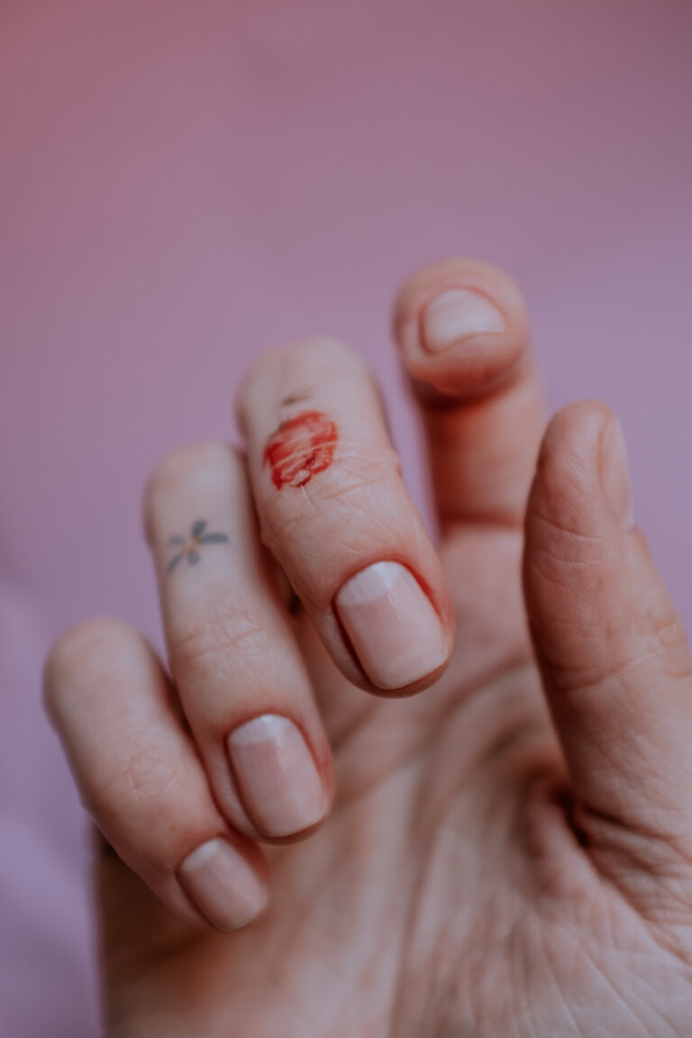 Delikatne jasne paznokcie – manicure wydłużający optycznie palce