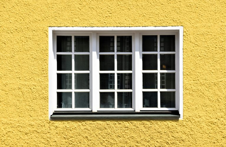 Sennik: okno. Co oznacza sen o oknie? [zniszczone, bez firanki, wypadające, zamykać, naprawiać, patrzeć]
